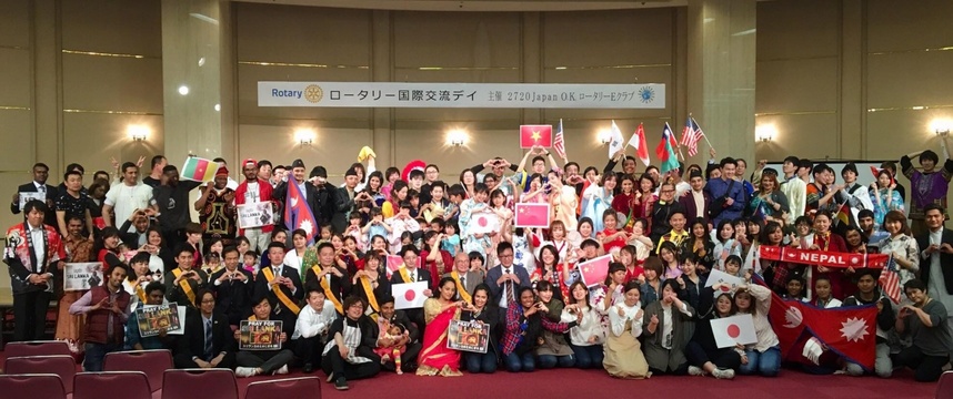 (10)最後は、皆で「世界平和」を祈り、会場が輪になって手をつなぎ、記念撮影パチリ。