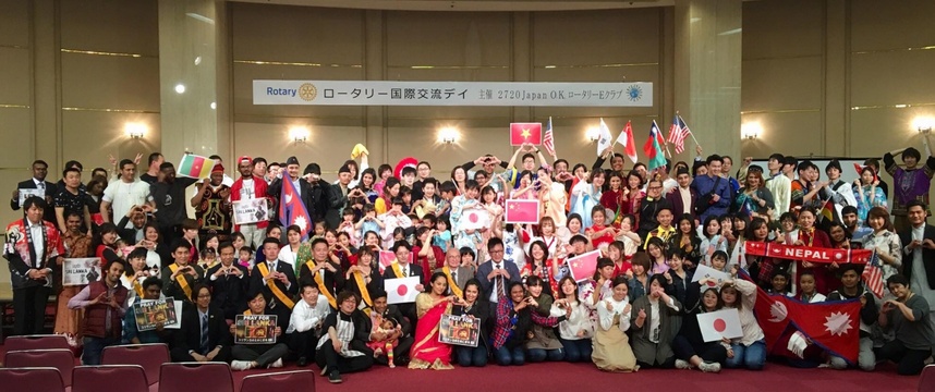 (10)最後は、皆で「世界平和」を祈り、会場が輪になって手をつなぎ、記念撮影パチリ。