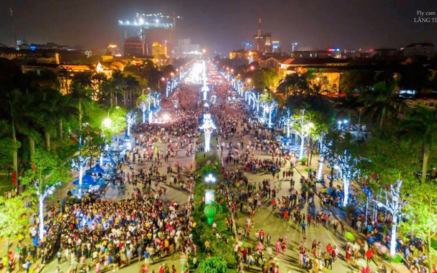 バクニン市中心部 （2019年9月夜）