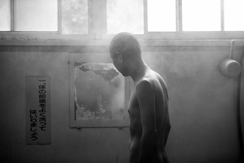 九日天温泉に入る実行委員の花田君。（別府温泉ルートハチハチで撮影）PHOTO BY SINPU TOKYO