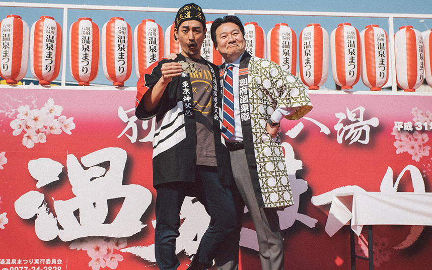 2019年の別府八湯温泉まつりにて。左が東京神父。右は別府市長。