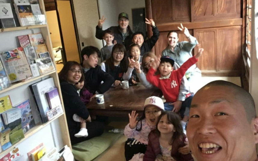 いろんな国の方が花田さんの場所に訪れている