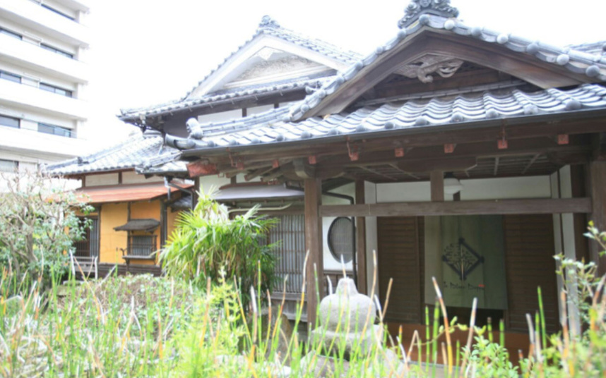 In Bloom Beppuの外観（別府の駅近くに佇む歴史ある建築物）