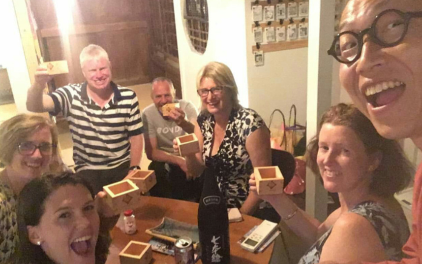 時には（いつも？）宿泊されたお客様とお酒を酌み交わす（笑）