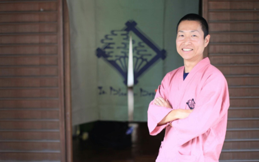 お宿の前でポーズを決める花田さん