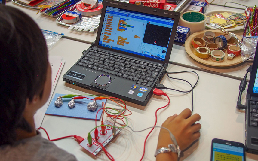 Scratchを使ってシューティングゲームをつくって遊ぶ小学生