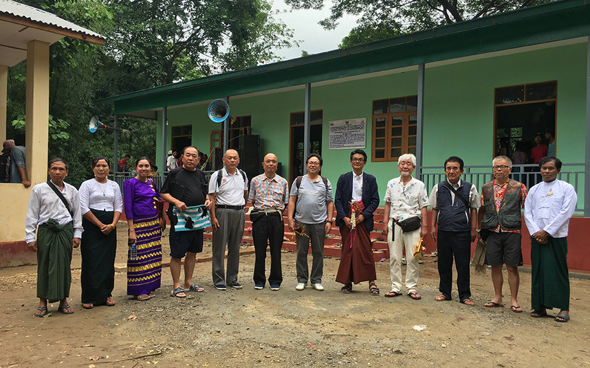 開校式に参加していただいたロータリアンとシュンターワ村長、校長の皆さん