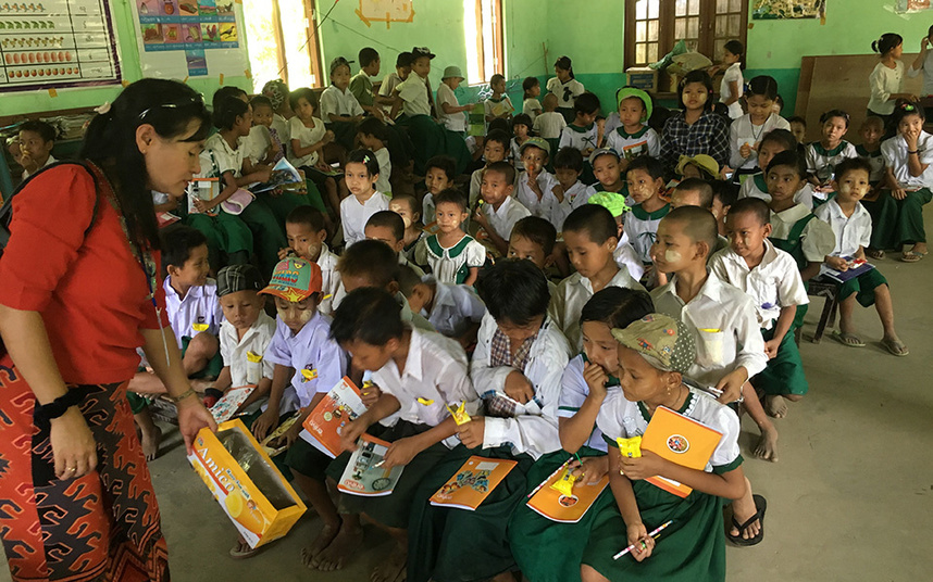 クラブ国際奉仕事業として子供たちにノートと鉛筆、お菓子をプレゼント