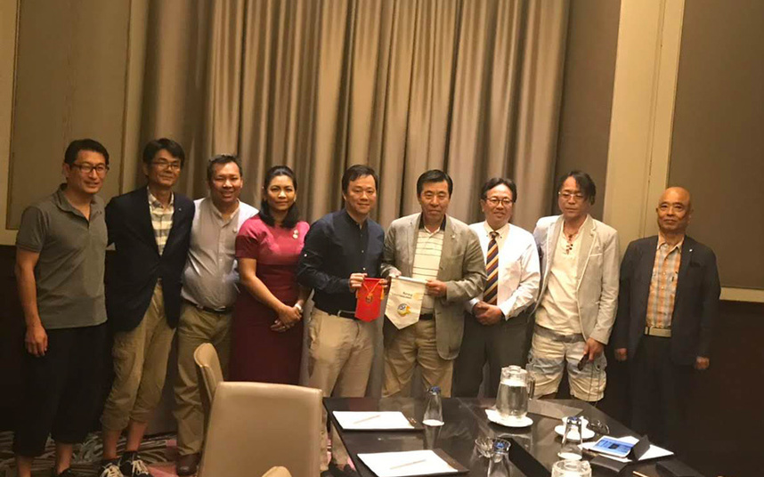 先方の例会場にてバナー交換をしました