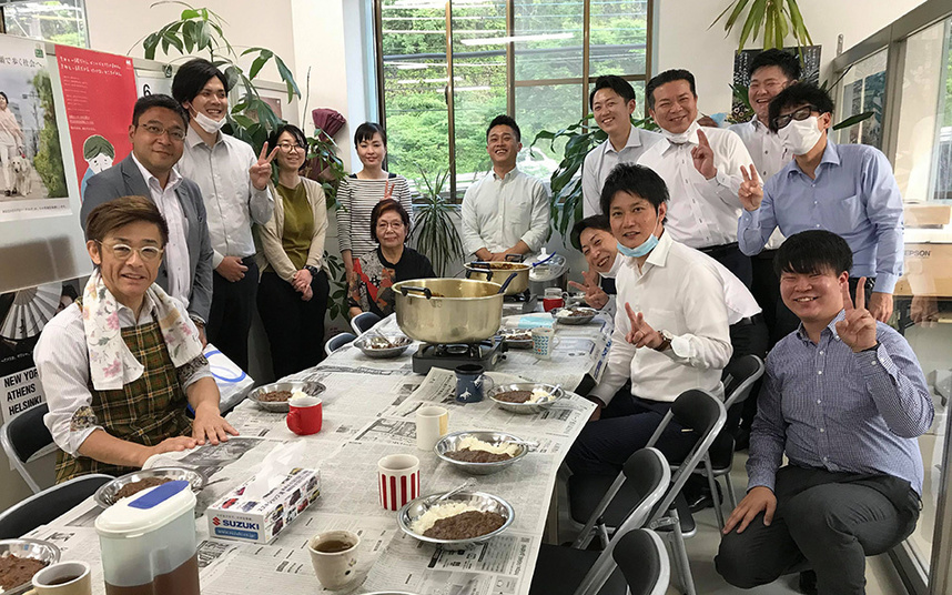 創業10年目くらいから月1で営業会議の日はカレーの炊き出しをしています