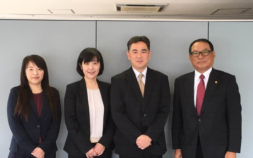 行政書士登録証の交付式(大分県行政書士会館にて)左から大分県行政書士政治連盟 山田美之会長、私、池田圭一行政書士、大分県行政書士会 堀誠会長