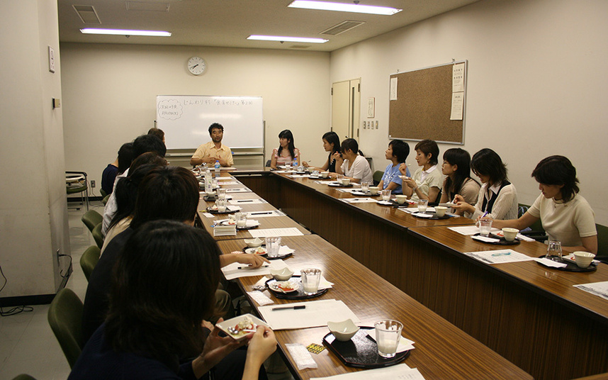 大分県補助事業『食の勉強会』(コンパルホールで8回開催)。大変好評で、この日はチーズ生産者と消費者が交流しました。