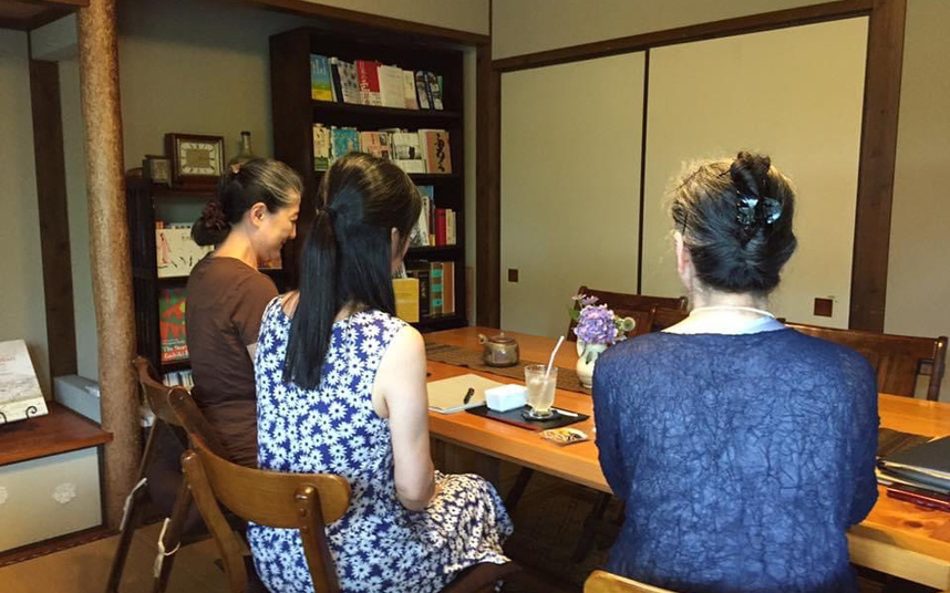 行政書士になる前湯布院で定期開催していた『相続相談会』の様子。左と右は相談者さん母娘、真ん中が私です。この頃たくさん相談を受けた経験が今に活きているはず・・・