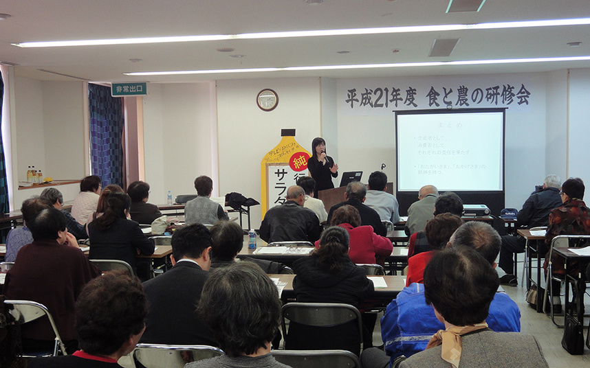行橋市で開催された『食と農の研修会』では、『消費者と生産者がwin-winになるために』というテーマでお話しさせていただきました。「安全で良いものをより安く」と主張する消費者団体代表者と、「良いものを作るには手間がかかる、だから安くはできない」と考える生産者代表の意見が拮抗しました。相互理解のためにはこのような議論がもっともっと必要ですね。