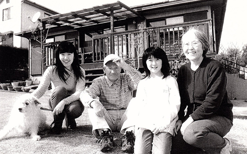 杵築の家の前で(『田舎暮らしの本』より)。『人生の楽園』に出演したのも貴重な経験でした。