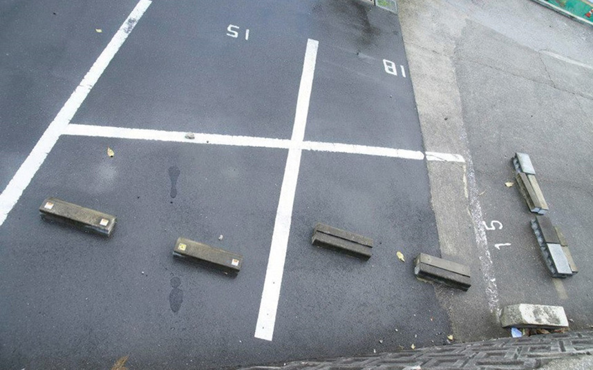 トマソン例　タイトル「悩ましい駐車場」