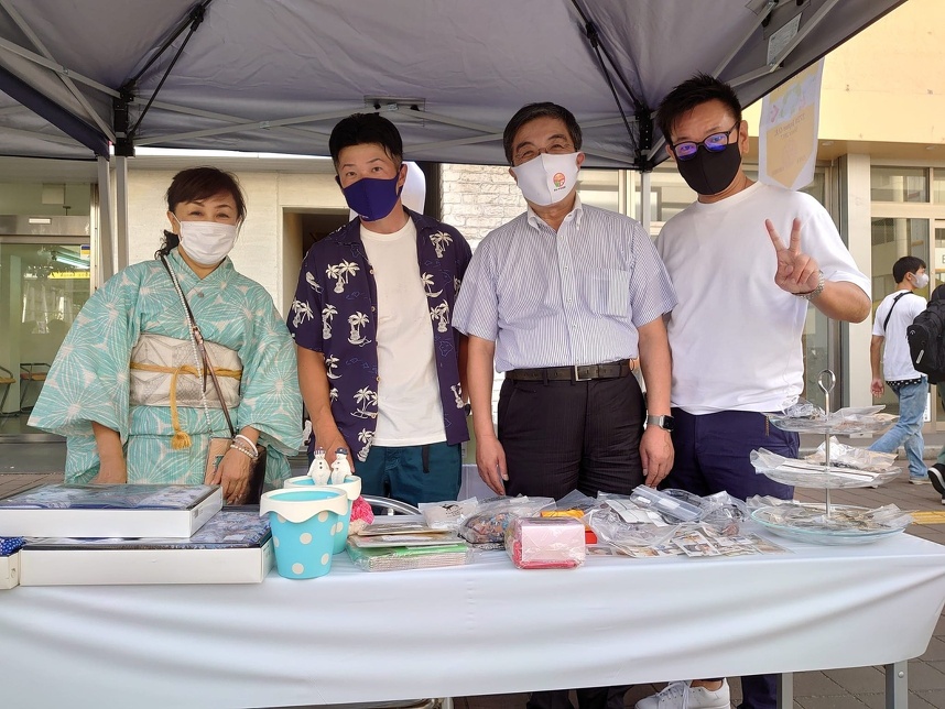 バザーの準備をする会員