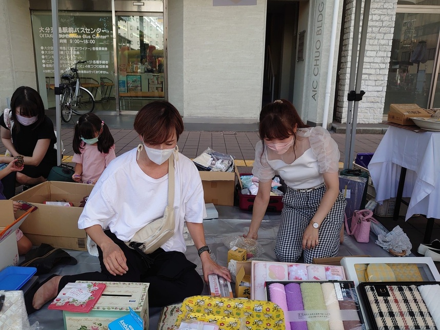 お客様の対応の合間にも商品の整理に余念がありません