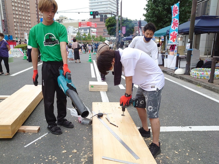 ベンチ製作中の大学生