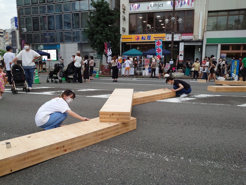 廃材の縁を手作業でなめらかにしていく作業中