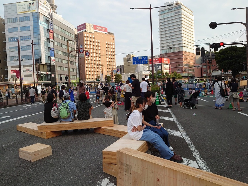 出来上がったベンチに人々が集まり、いつもとは異なる街の風景