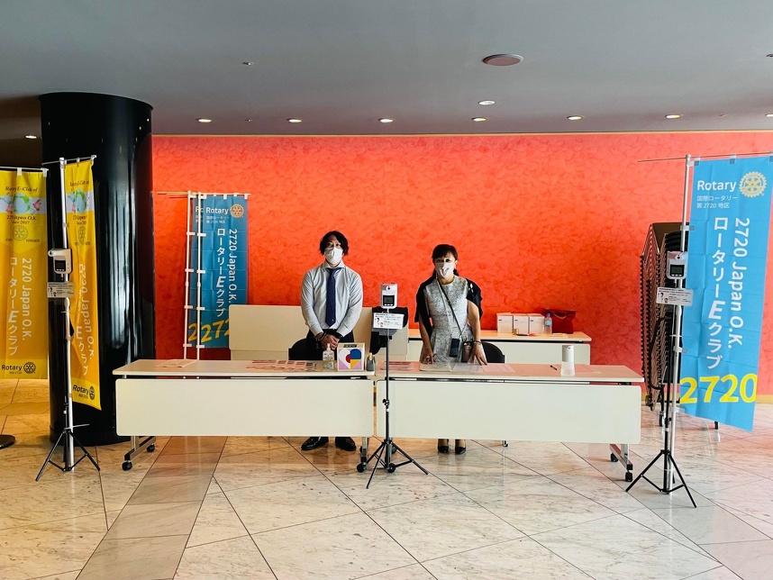 受付にならぶカラフルな幟