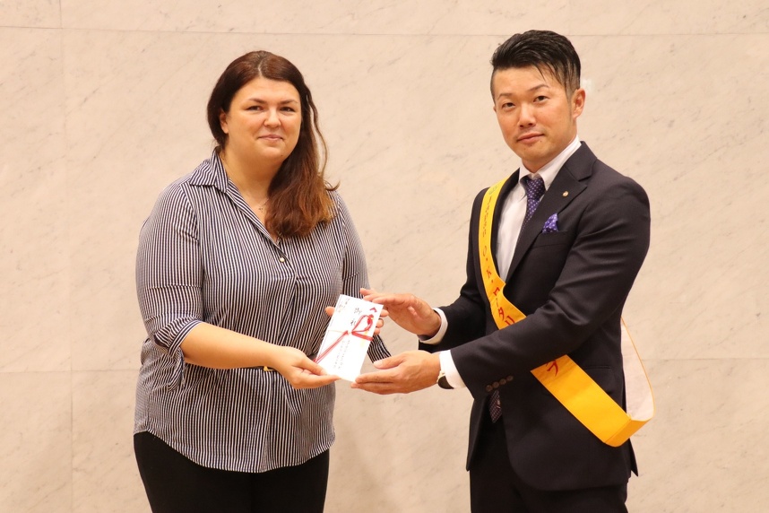 登壇者に謝礼を渡す中川会長