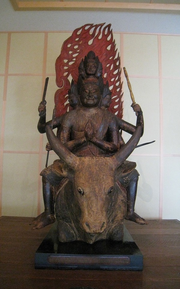 ⑤木造大威徳明王像