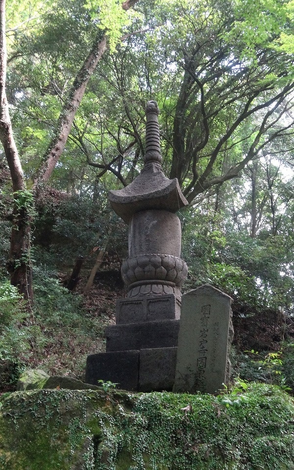 ⑥岩戸寺宝塔（国東塔）