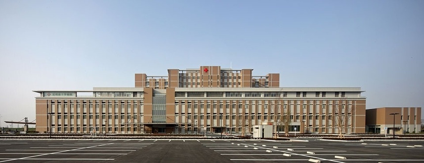 図1 足利赤十字病院の外観