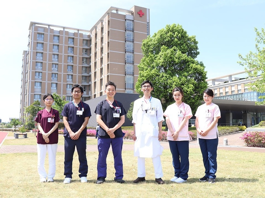 図2 足利赤十字病院の歯科スタッフ［著者は右から3番目］