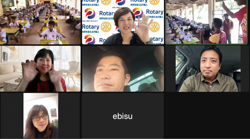 当クラブからスリランカの小学校に文房具を寄付するために、スチッタ会員と今長会員が現地に訪問し、オンラインで繋いで日本とスリランカとでリアルタイムに交流する様子