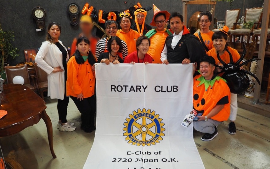 写真：左前から紅葉谷会員、佐藤弥生会員、植山会員、神鳥幹事、私、中川会員、本田会長エレクト、左上から薬師寺会員、早水会員、池田会員、久保田会員、今長会員、宮迫会員