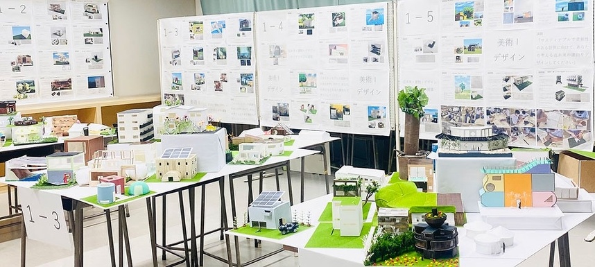 完成した模型とコンセプトシートの展⽰⾵景