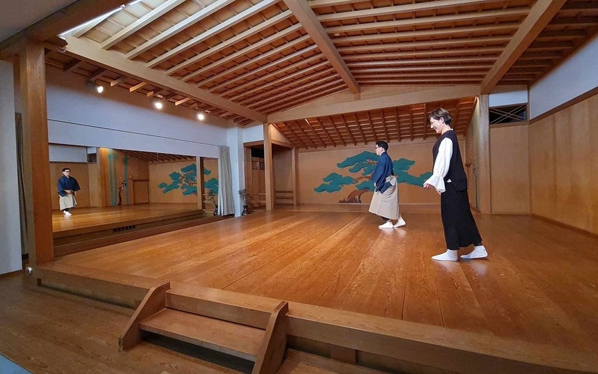 武田会員から舞台上での歩の進め方を教えてもらう神鳥幹事