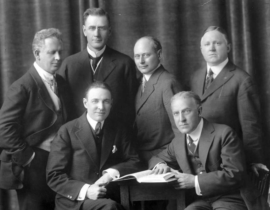 アーチ・クランフ会長と1916-17年度理事会。上列(左から):F. W. ガルブレイス・ジュニア、E. レズリー・ピジョン、チェスリー R. ペリー、ガイ・ガンディカー。下列(左から):アーチ C. クランフ、アラン D. アルバート © 2023 Rotary International