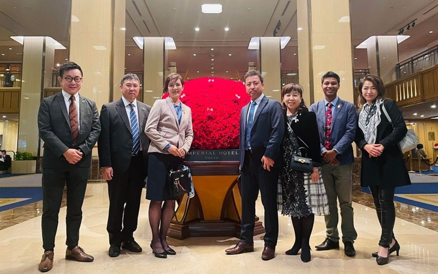 帝国ホテルロビーにて