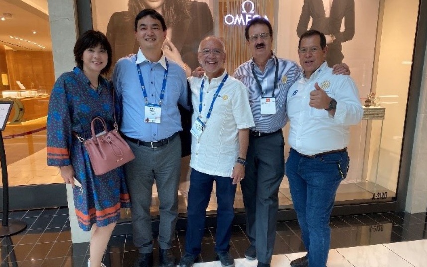 街でショッピングをしていても名札でロータリアンとわかるので交流を楽しんでいます