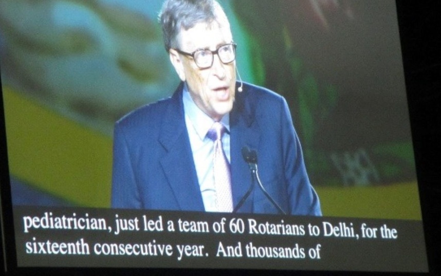 会場でポリオについて講演するビル・ゲイツ氏　席が遠かったのでビジョン撮影