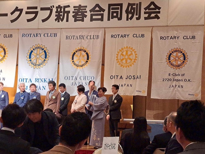 名前を呼ばれて挙手をする本田会長エレクトと井田次年度幹事