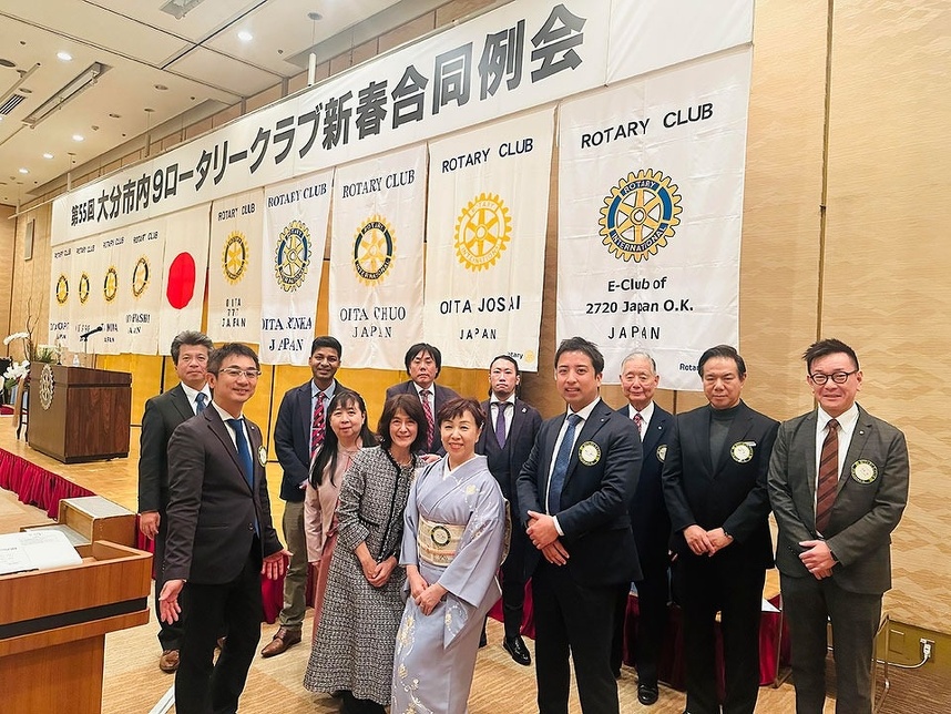 右から今長会員、長野会員、薬師寺会員、私、安部会員、本田会長エレクト、池田会員、植山副会長、佐藤弥生会員、スチッタ会員、佐藤知博会員、坂本会長（大分１９８５RC、当番クラブ）