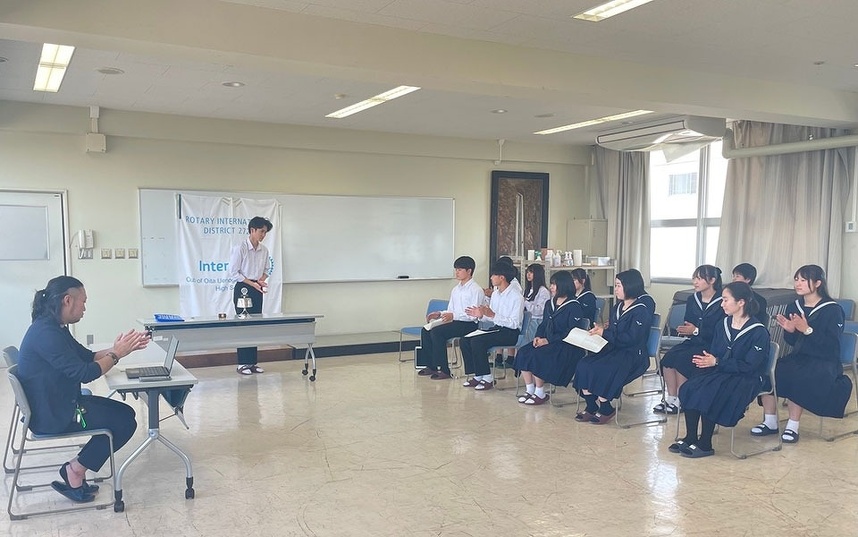 大分上野丘高等学校インターアクトクラブの例会の様子