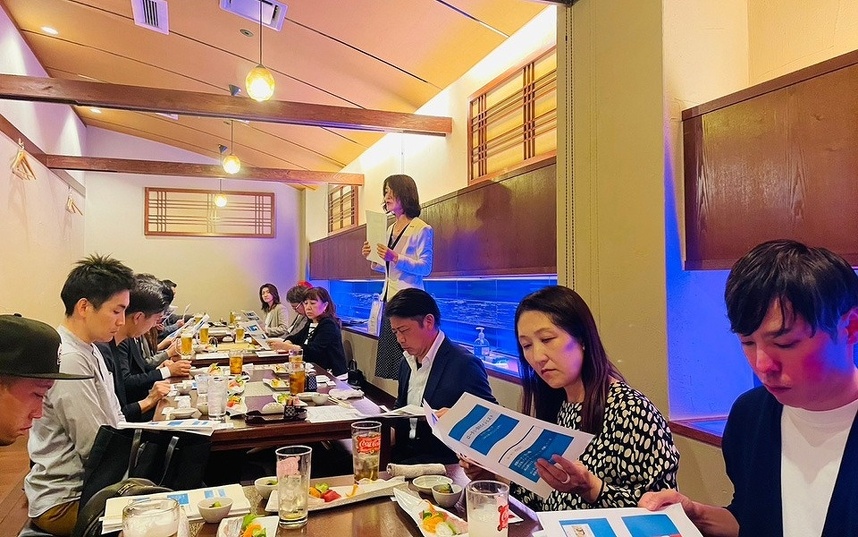 植山会員がロータリーについて簡単な資料を作成して説明くださる様子。さすがです！