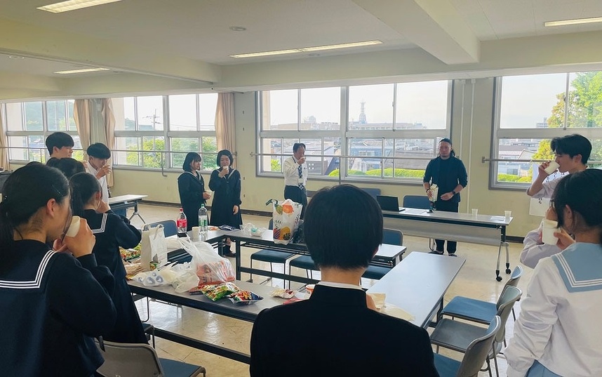 例会後の懇親会の様子。インターアクト会員たちが青少年奉仕委員長の安部会員のお誕生日を祝ってくれています。