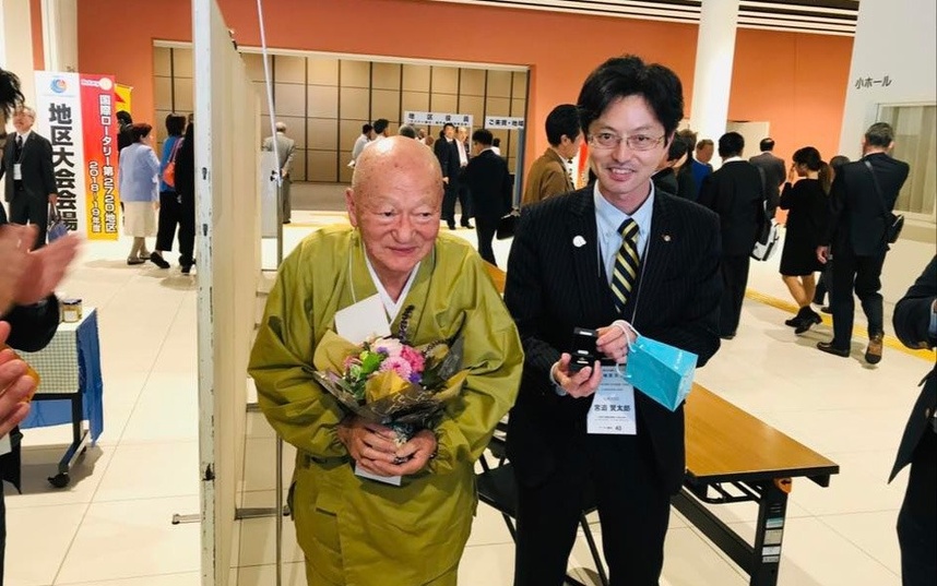 ありし日の故 稙田 恵秀 氏（元当クラブ会員）と宮迫会員