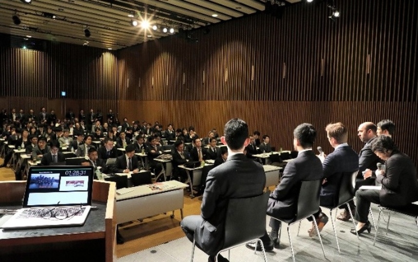 土屋 嘉都彦 先生がインプラント学と補綴歯科の講師を務めている様子です