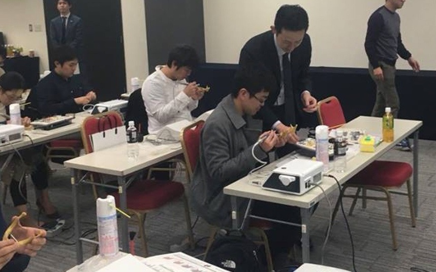 土屋 嘉都彦 先生がインプラント手術のハンズオン指導を行いました