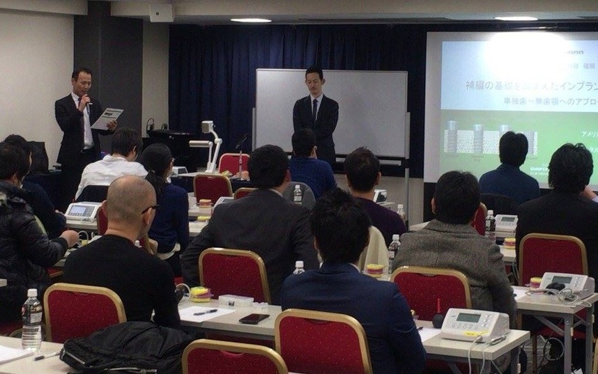 土屋 嘉都彦 先生がインプラント学と補綴歯科の講師を務めている様子です