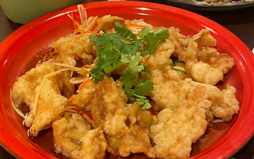 「鍋包肉」（豚肉唐揚げの甘酢ソースがらめ）　出所：筆者撮影