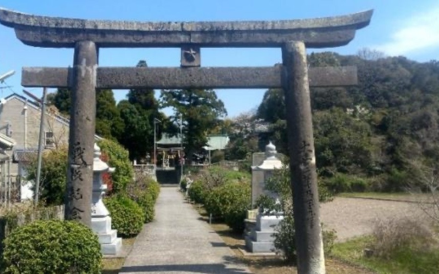 丹生神社鳥居　中央上部に陸軍のシンボル「五芒星」がある（筆者撮影）